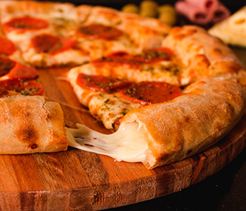 Pizza de champiñón con salami con orilla rellena de queso