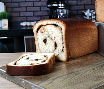 Pan de caja con pasitas maple y canela