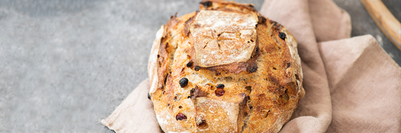 Pan de centeno con pasas y queso roquefort